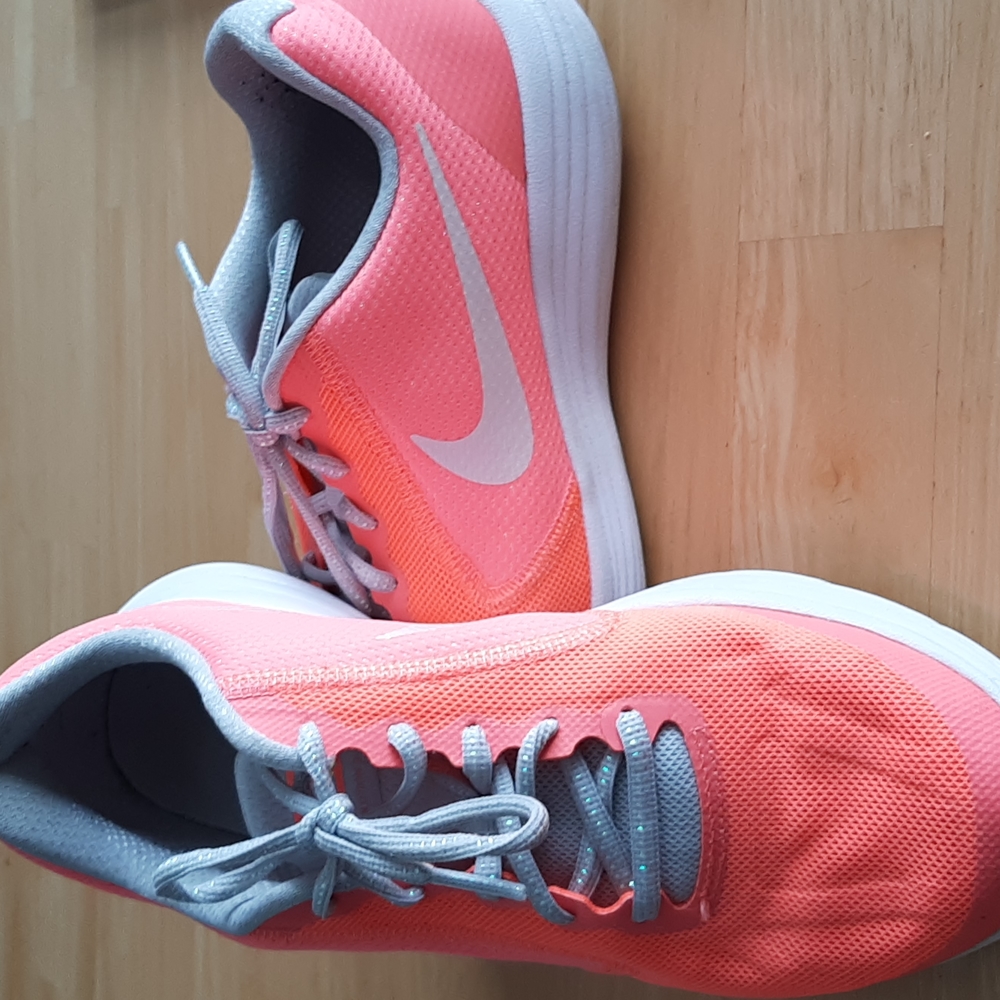 Nike size 6y (7.5 womens)